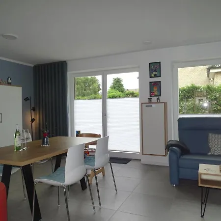 Strandhaus 2b Holiday home Groemitz